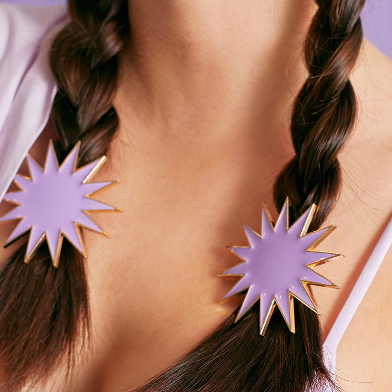 Jewel clip in the shape of a parma star worn on hair braids